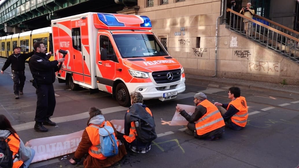 104 Rettungsfahrzeuge der Berliner Feuerwehr kommen durch Blockaden der „Letzten Generation“ zu spät.