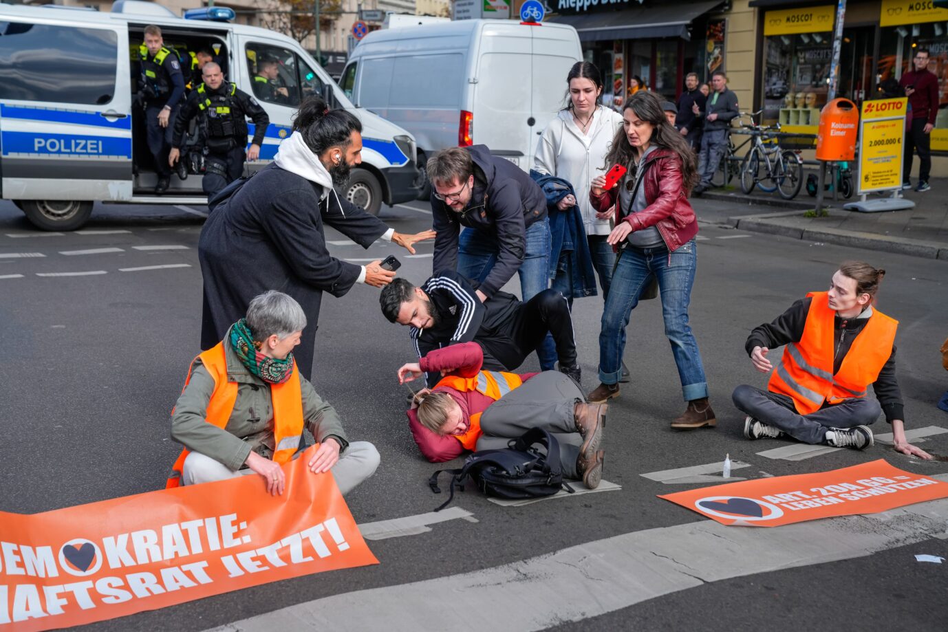 Kriminelle Vereinigung: „Letzte Generation“-Blockaden führen in Berlin täglich zu mehreren Polizei-Einsätzen. Am Hermannplatz in Berlin-Neukölln greifen Migranten die Klimaextremisten an.