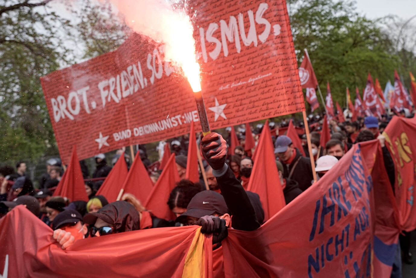 Szene von der „Revolutionären 1. Mai-Demo“ am Montag in Berlin.