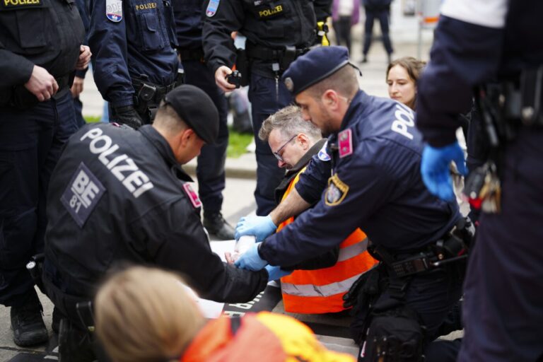 Todesfall: Wiener Polizisten versuchen im Mai 2023 eine Straßenblockade durch „Letzte Generation“-Extremisten aufzulösen.
