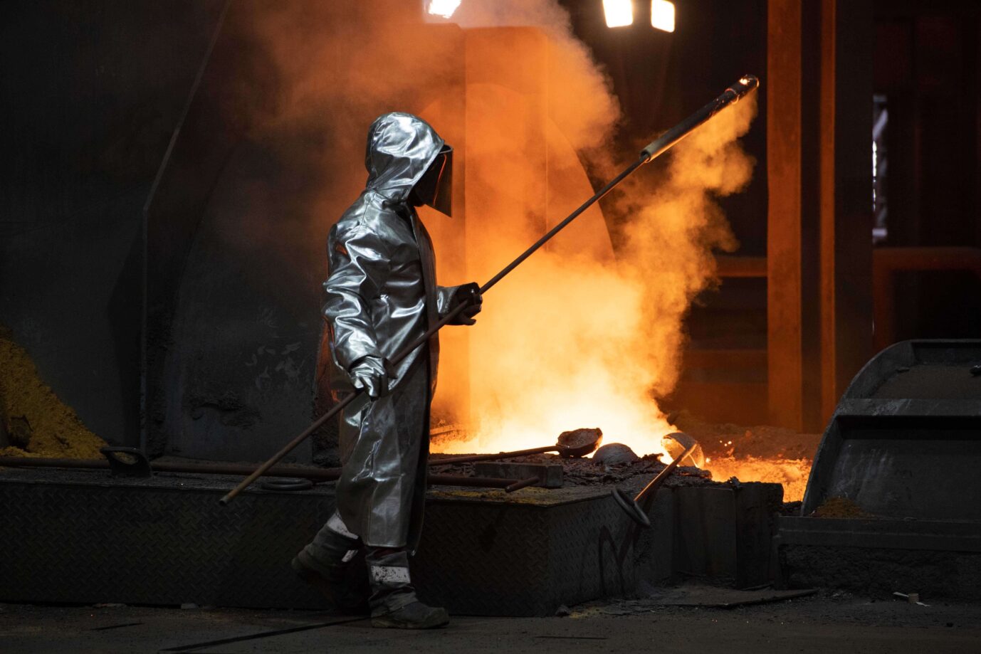 Ein Stahlarbeiter im Werk von Thyssenkrupp steel