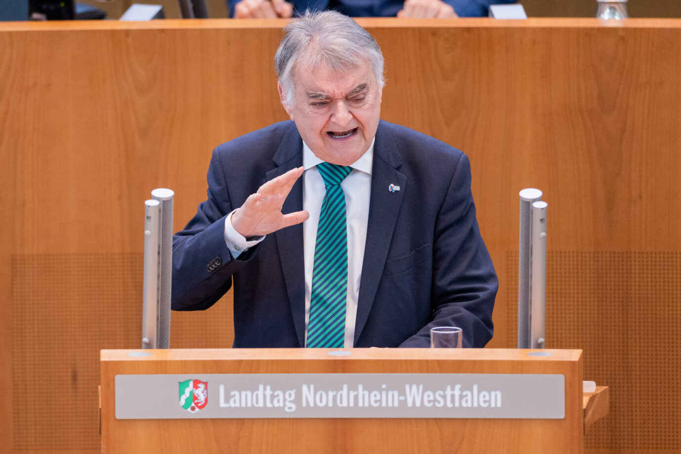 Herbert Reul (CDU), Innenminister von Nordrhein-Westfalen, spricht im Plenum des Landtags über die Messerattacken