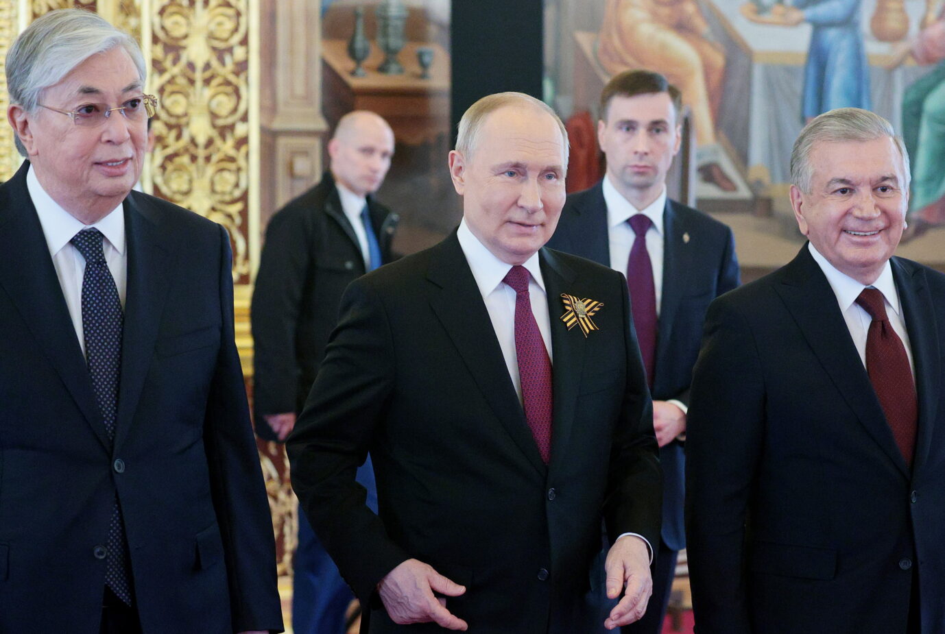 Das Foto zeigt den kasachischen Präsidenten Kassym-Schomart Tokajew, Rußlands Präsidenten Wladimir Putin und den usbekischen Staatschef Shavkat Mirzijojew (v.l.n.r.). Zentralasien ist geopolitisch ein wichtiger Raum.