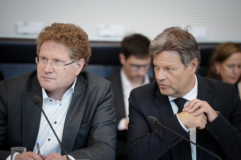 Robert Habeck (r, Bündnis 90/Die Grünen), Bundesminister für Wirtschaft und Klimaschutz, und Patrick Graichen, Staatssekretär im Bundesministerium für Wirtschaft und Klimaschutz , nehmen an einer gemeinsamen Sitzung der Ausschüsse für Wirtschaft und Klimaschutz und Energie des Bundestages teil. Thema ist der Bericht des Bundesministeriums für Wirtschaft und Klimaschutz (BMWK) zu der aktuellen Berichterstattung zur Personalpolitik und Stellenbesetzung durch das BMWK. Ruinieren sie Deutschland?