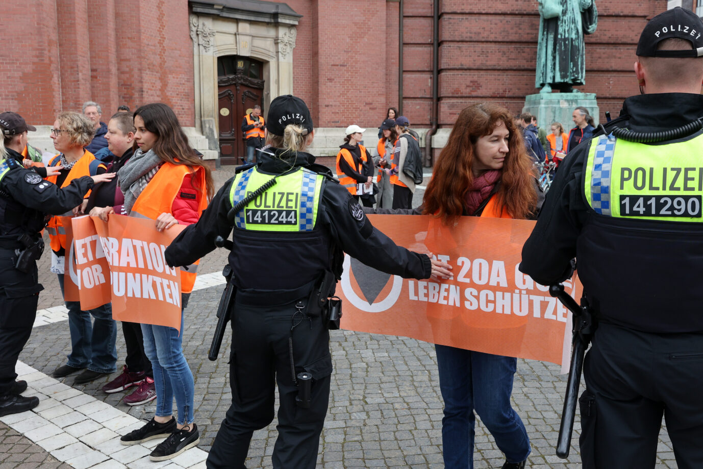 Polizisten in Hamburg stoppen radikale Klimaschützer