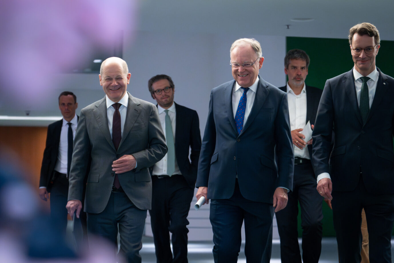 Bundeskanzler Olaf Scholz (SPD) (2. v. l.) und Vertreter der Bundesländer treten nach dem Flüchtlingsgipfel vor die Presse.