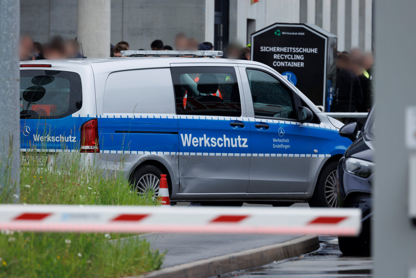 Polizei-Auto vor dem Mercedes-Werk in Sindelfingen: Zwei Menschen sind tot