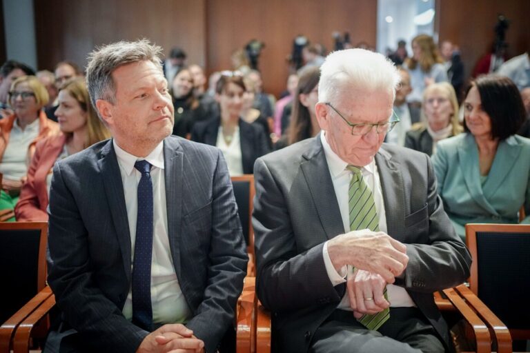 Kritik am Zeitplan und am Gesetzentwurf von Wirtschaftsminister Robert Habeck zum Heizungsverbot äußert Baden-Württembergs Ministerpräsident Winfried Kretschmann (Grüne).