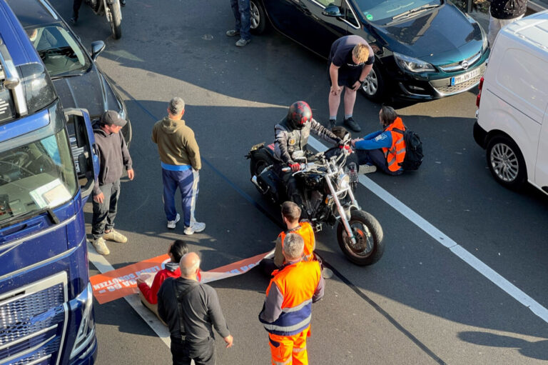 Anhänger der „Letzten Generation“ blockieren den Verkehr Foto: picture alliance/dpa/Tnn | Julius-Christian Schreiner