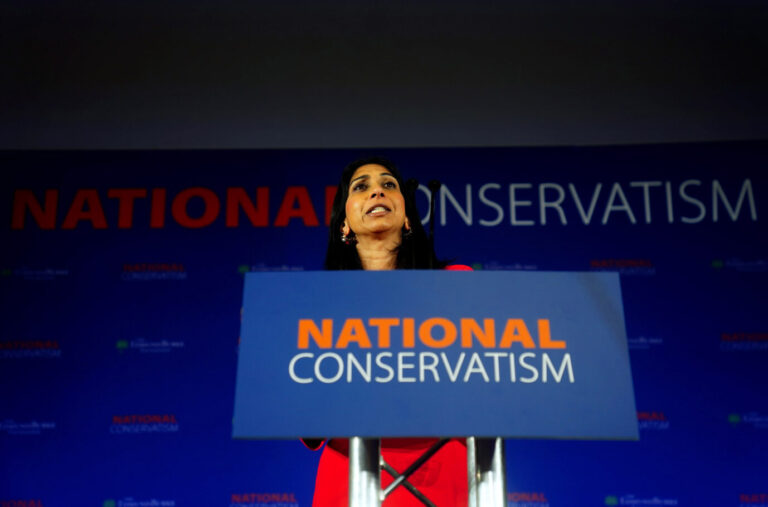Die britische Innenministerin Suella Braverman spricht auf der National Conservatism Conference vor den konservativen Zuhörern.
