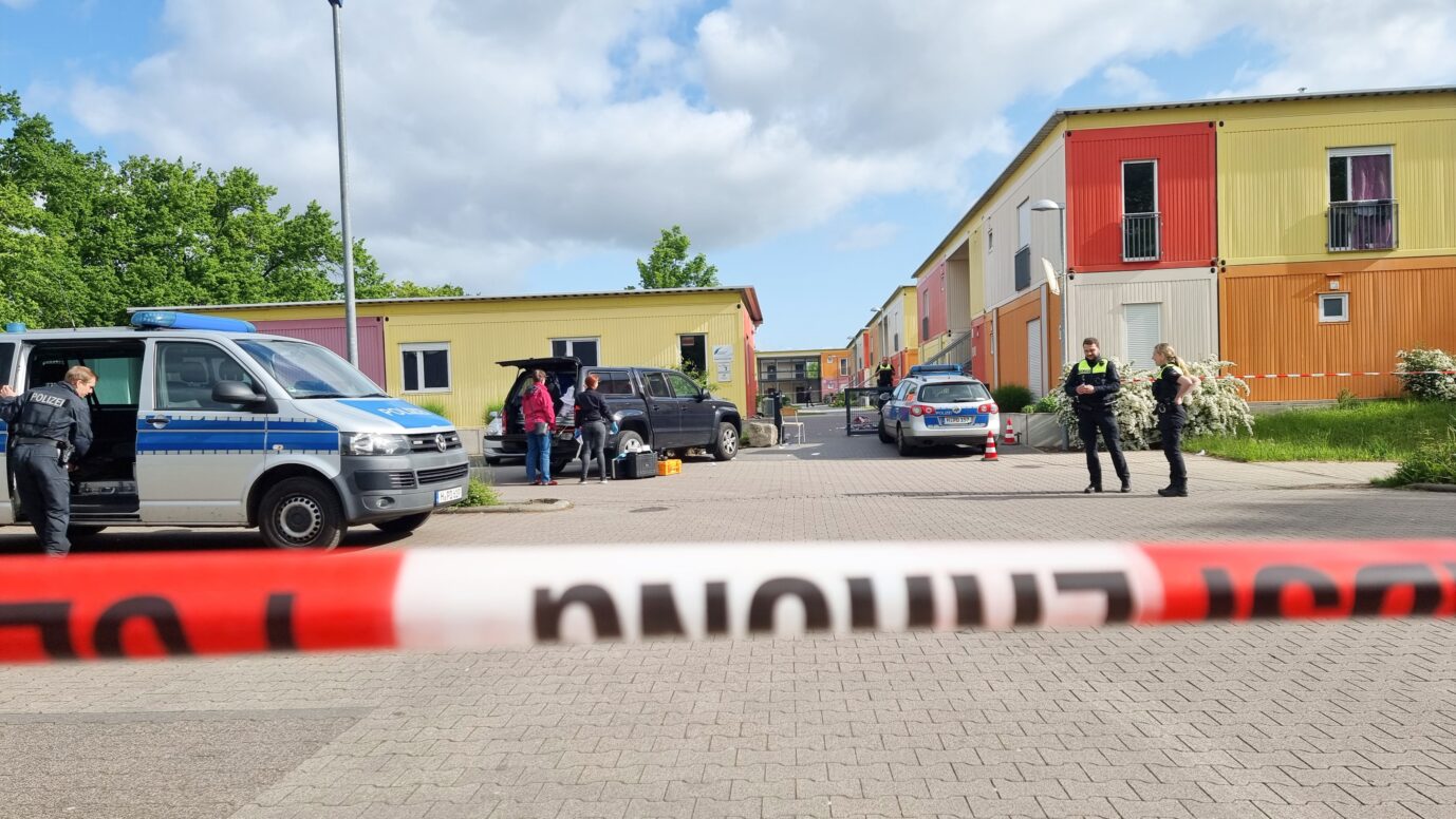 Nach den Schüssen auf den Asylbewerber sichert die Polizei Spuren in der Flüchtlingsunterkunft in Hannover. Foto: picture alliance/dpa/tnn