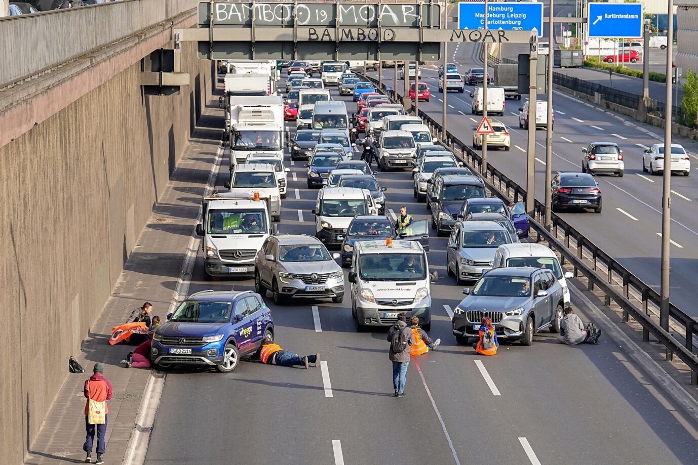 Klima-Extremisten blockieren jeden Morgen an bis zu zwölf Stellen die Berliner Stadt-Autobahn.