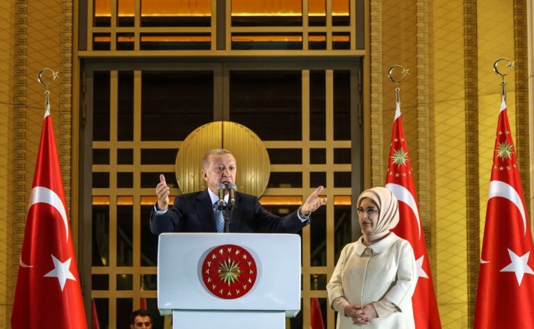 Erdogan und seine Ehefrau freuen sich nach dem Wahlsieg in der Türkei