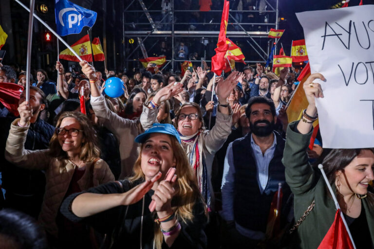 Zahlreiche Spanier feiern den Wahlsieg der Partida Popularin Spanien