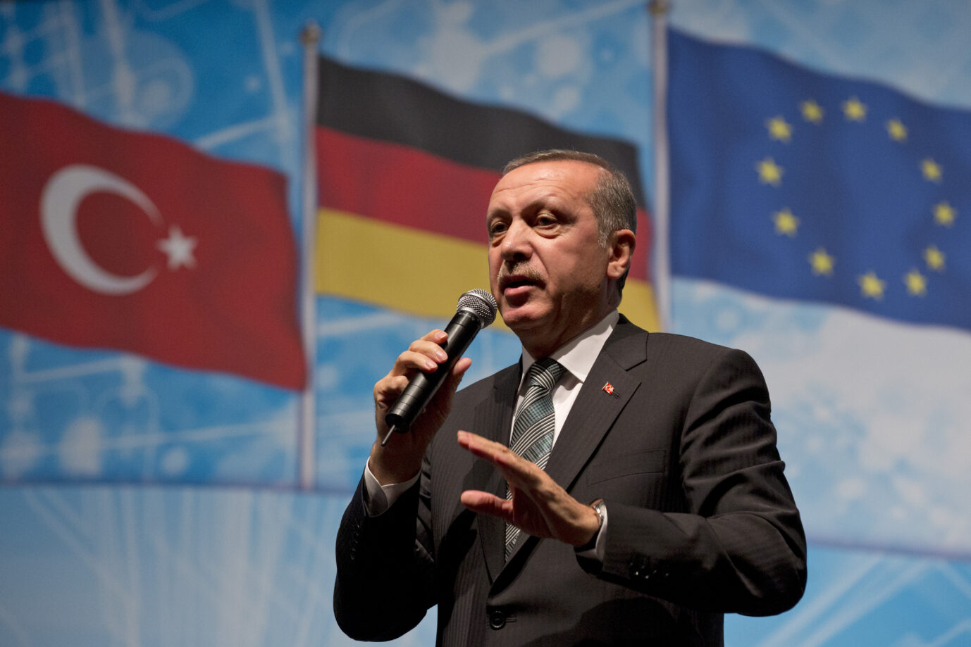 Der Präsident der Türkei, Recep Tayyip Erdoğan (AKP), 2014 bei einer Wahlkampfveranstaltung in Berlin Foto: picture alliance / AP Photo | Axel Schmidt