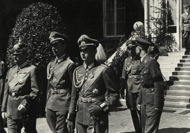 Mitglieder der Hohenzollern bei der Beisetzung von Kaiser Wilhelm II. 1941: Hitler hegte eine Abneigung gegen die Krone.
