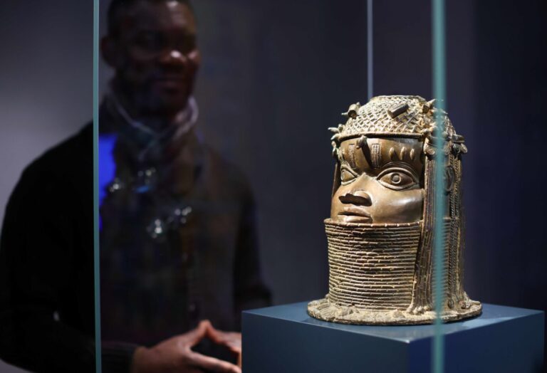 Edo-Prinz Okpame-Edward Oronsaye reklamiert Bronzen wie diese für seinen Stamm: So etwas wie ein nigerianisches Volk gebe es nicht Foto: picture alliance/dpa | Jan Woitas