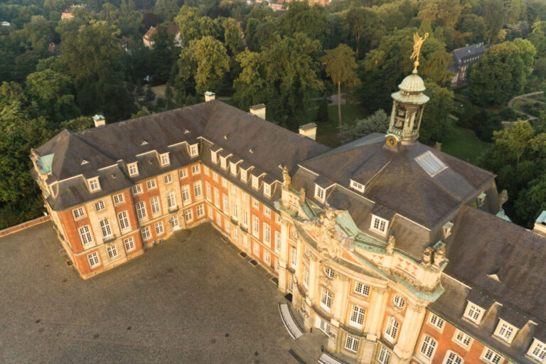 Die Westfälische Wilhelms-Universität (WWU). Ab Oktober 2023 heißt sie Universität Münster.
