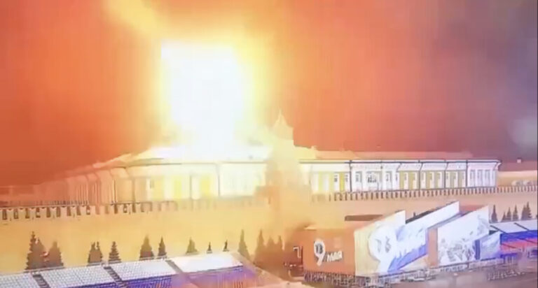 Ausschnitt aus einem Video, das eine Explosion über dem Kreml zeigt
