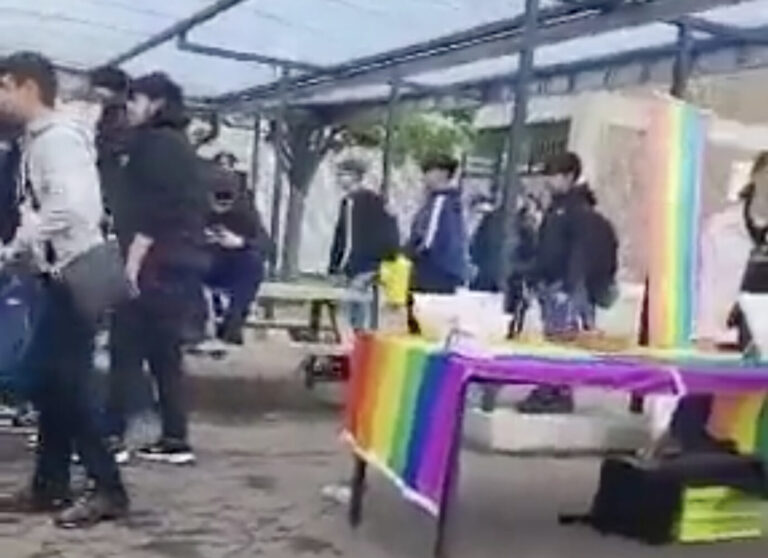 LGBTQ-Stand an einer Schule in Genk wird von einer Gruppe junger Moslems belagert