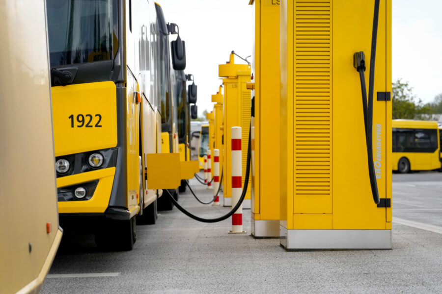 E-Busse der Berliner Verkehrsgesellschaft (BVG) an der Elektro Ladestation zum Tanken von Strom - ist die Elektrifizierung der Schlüssel zur Verkehrswende? Foto: picture alliance / Flashpic | Jens Krick