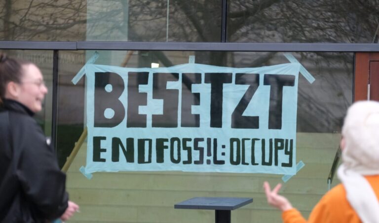 Bereits Anfang des Jahres forderte „End Fossil: Occupy“ an der Martin-Luther-Universität Halle-Wittenberg das Ende fossiler Energiegewinnung Foto: picture alliance/dpa | Sebastian Willnow