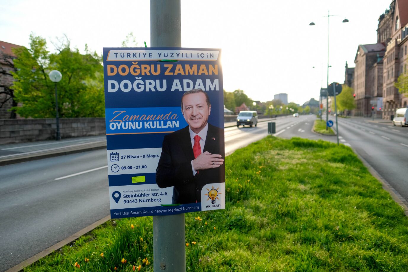 „Der rechte Mann zur rechten Zeit“, können viele Nürnberger derzeit auf Wahlplakaten für Präsident Recep Tayyip Erdoğan lesen – auf türkisch versteht sich Foto: picture alliance/dpa/News5 | Sven Grundmann