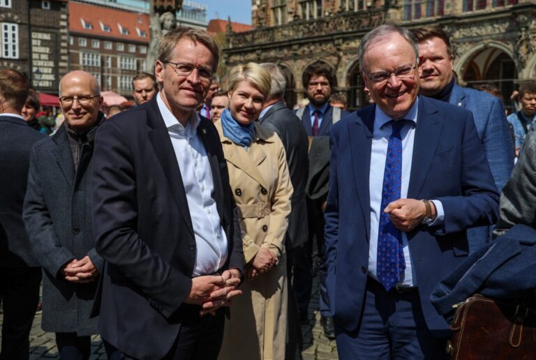 Sie machen Front: Die Ministerpräsidenten der Länder – hier die Norddeutschlands – erheben gemeinsame Forderungen in Sachen Migrationspolitik Foto: picture alliance/dpa | Focke Strangmann