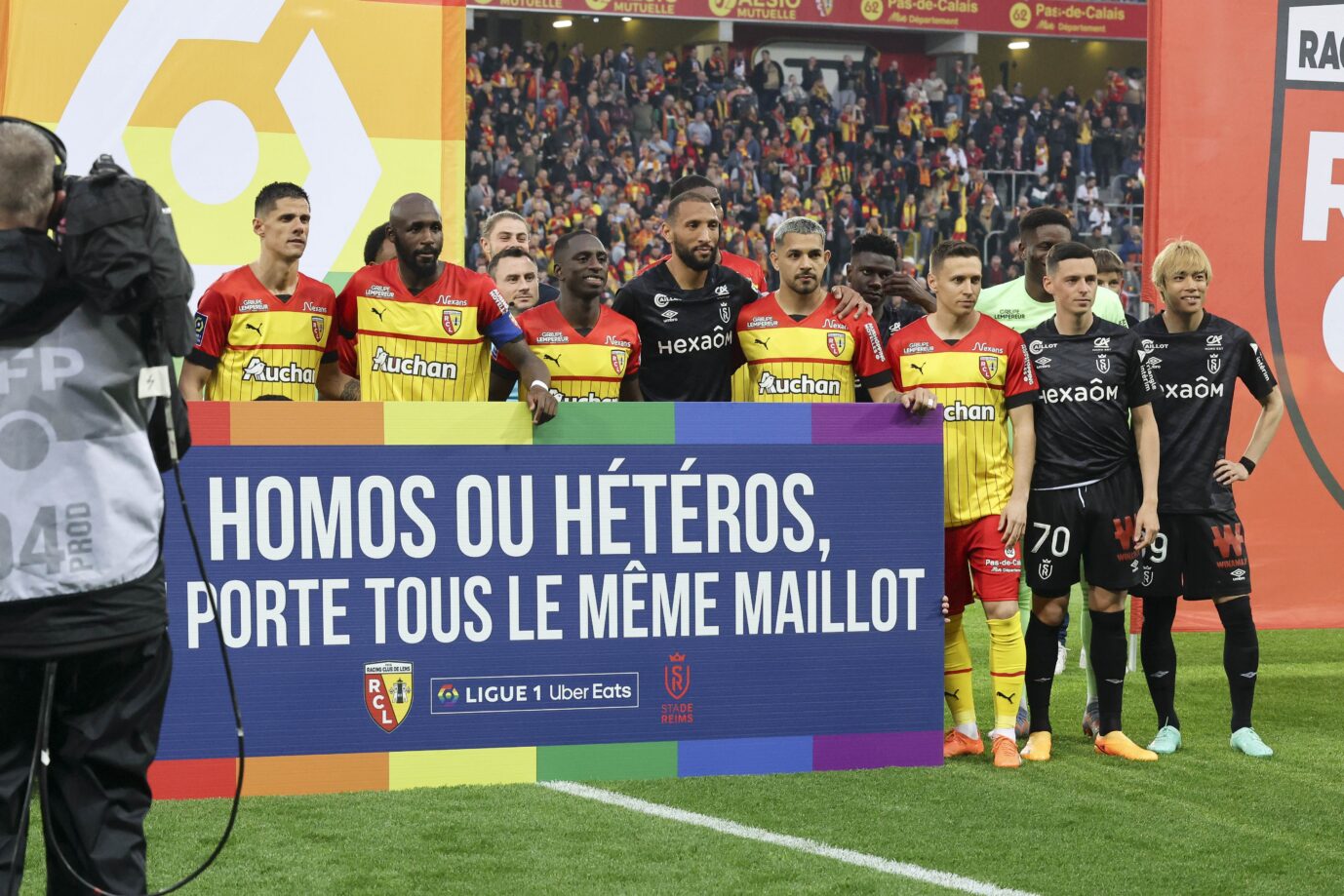 „Homos oder Heteros, wir tragen alle das gleiche Trikot", ist das Motto der derzeitigen Regenbogen-Kampagne im französischen Fußball Foto: picture alliance / DPPI media | JEAN CATUFFE