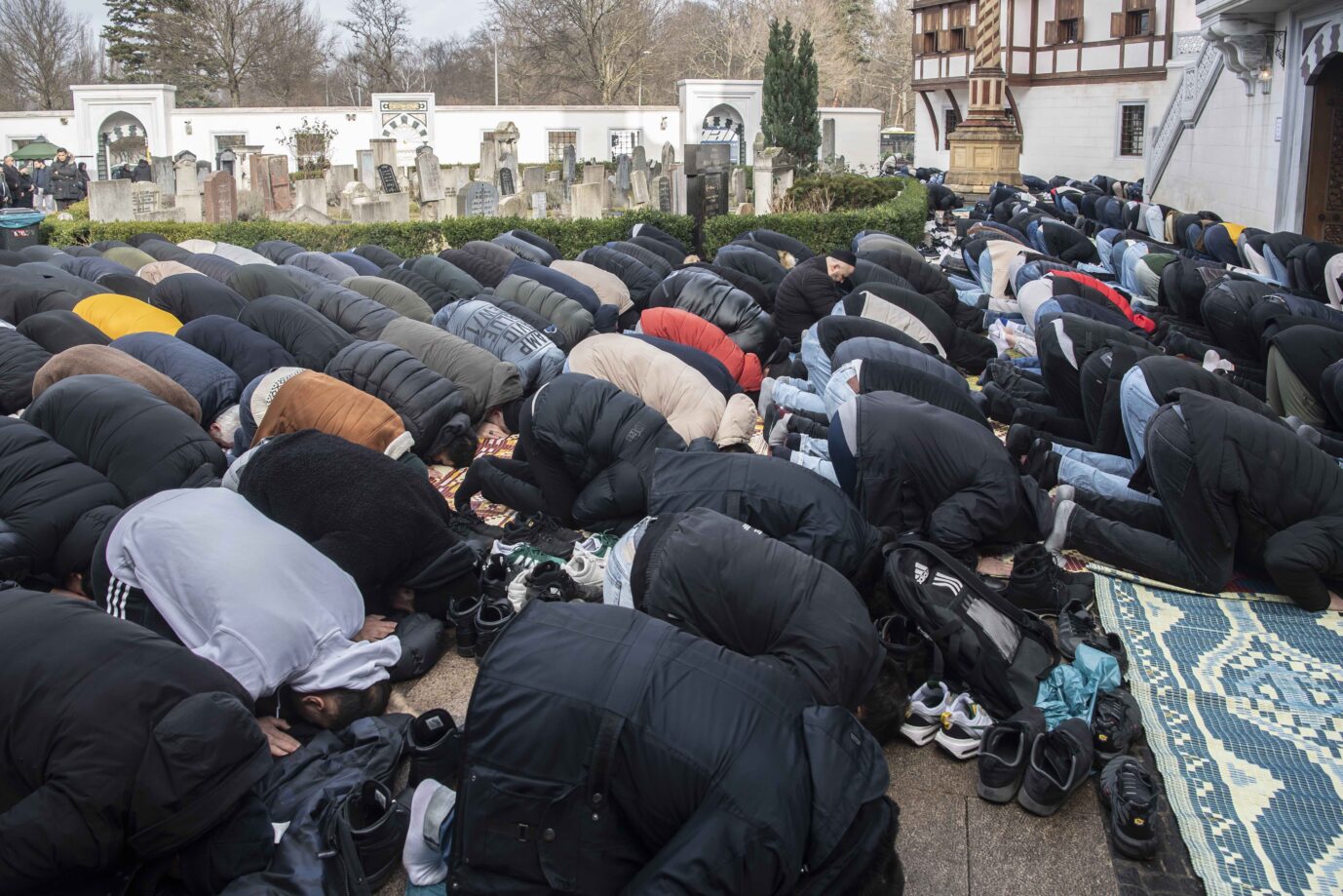 Freitagsgebet in Berlin – der Bundesverfassungsschutz schätzt die „Queerfeindlichkeit“ von Islamverbänden als Problem ein Foto: picture alliance/dpa | Paul Zinken