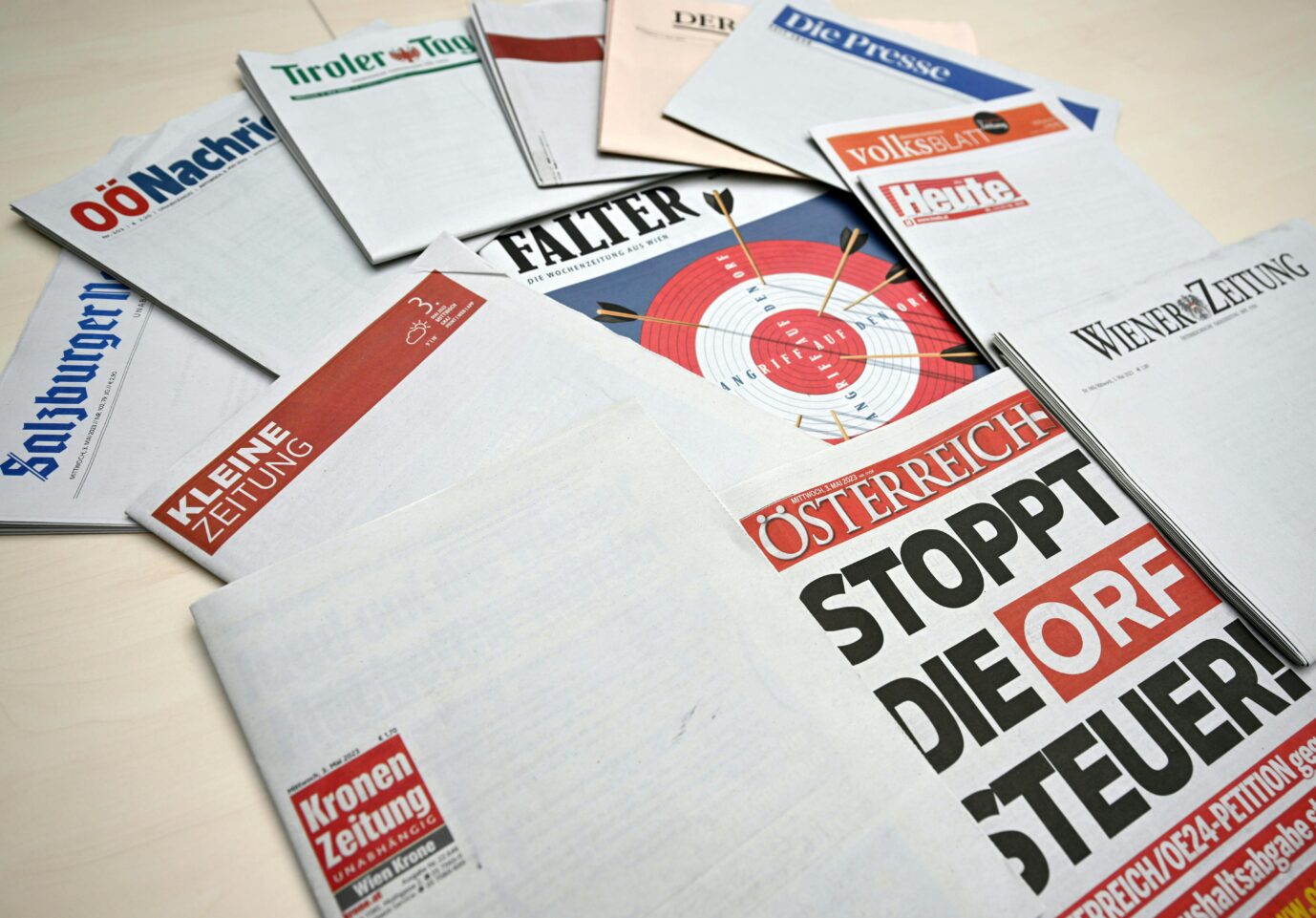 Pünktlich zum Tag der Pressefreiheit protestieren Österreichs Zeitungen mit einer blanken Frontseite gegen die ORF-Reform Foto:picture alliance / HELMUT FOHRINGER / APA / picturedesk.com | HELMUT FOHRINGER