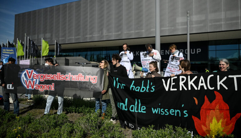 Klima-Chaoten protestieren vor der VW-Versammlung in Berlin.