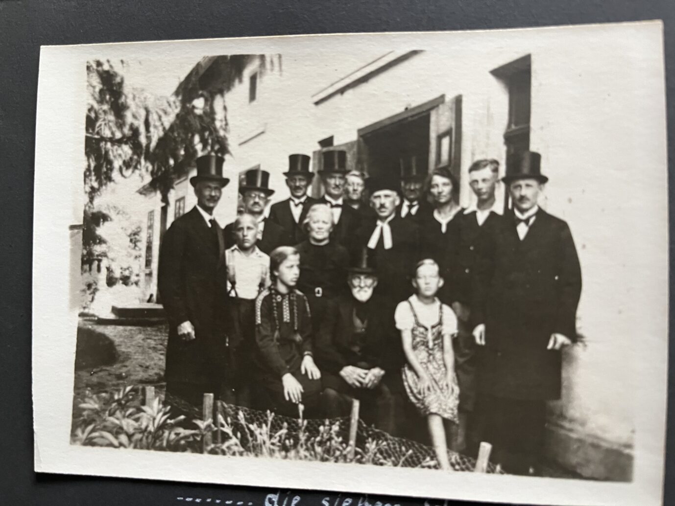 Das Bild zeigt ein altes Foto der Familie Weick in Westpreußen.