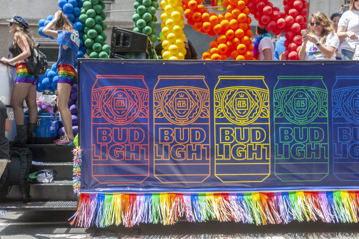 Ein Wagen der Bud Light-Konzernmutter Anheuser-Busch bei einer Pride-Parade in New York City, 2018. Woke Unternehmen verlieren durch Boykotte derzeit Milliarden.