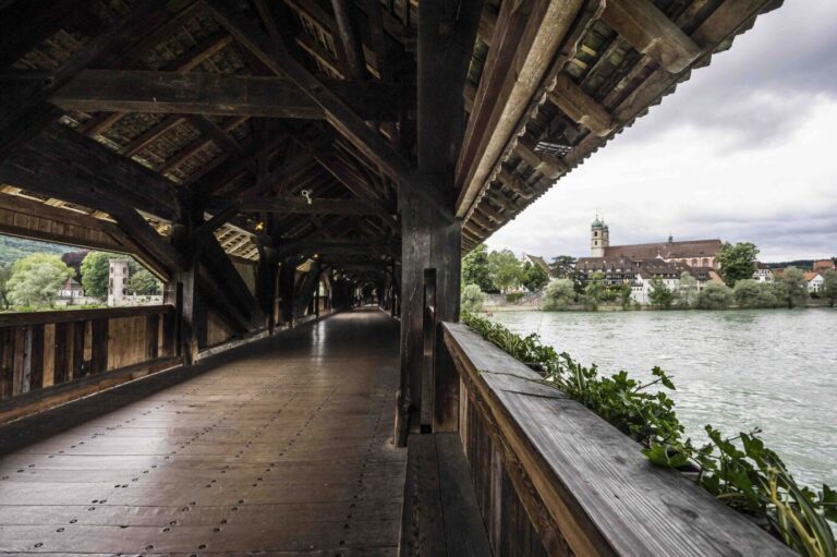 Die längste gedeckte Holzbrücke Europas am Rhein in Bad Säckingen, Baden-Württemberg: Deutschland wird größer.