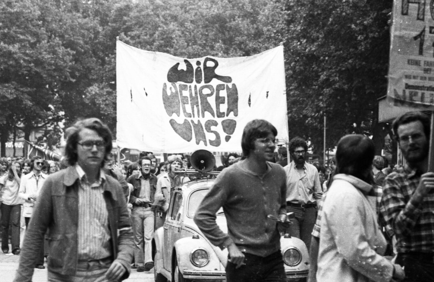 Der „Kommunistische Bund Westdeutschlands“ bei einer Demonstration (KBW) gegen Fahrpreiserhoehungen am 28.08.1975 in Koeln. Der KBW existierte von 1972 bis 1985 als Kleinpartei.