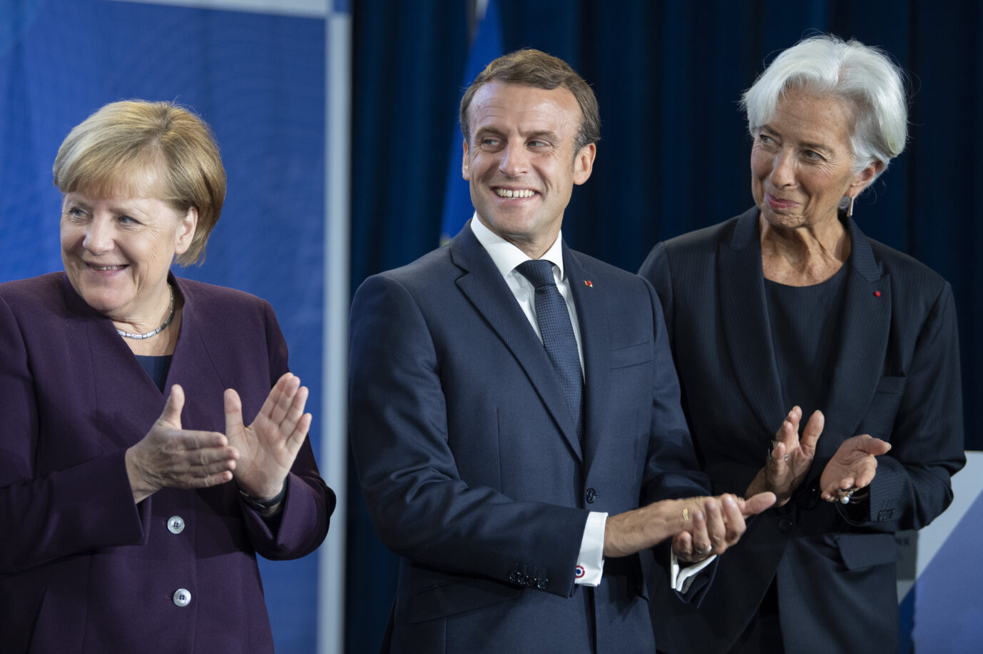 EZB-Präsidentin Christine Lagarde,Frankreichs Präsident Emmanuel Macron und Altkanzlerin Angela Merkel: Die deutsche Stabilitätstradition wurde zugunsten des Euros freiwillig aufgegeben.