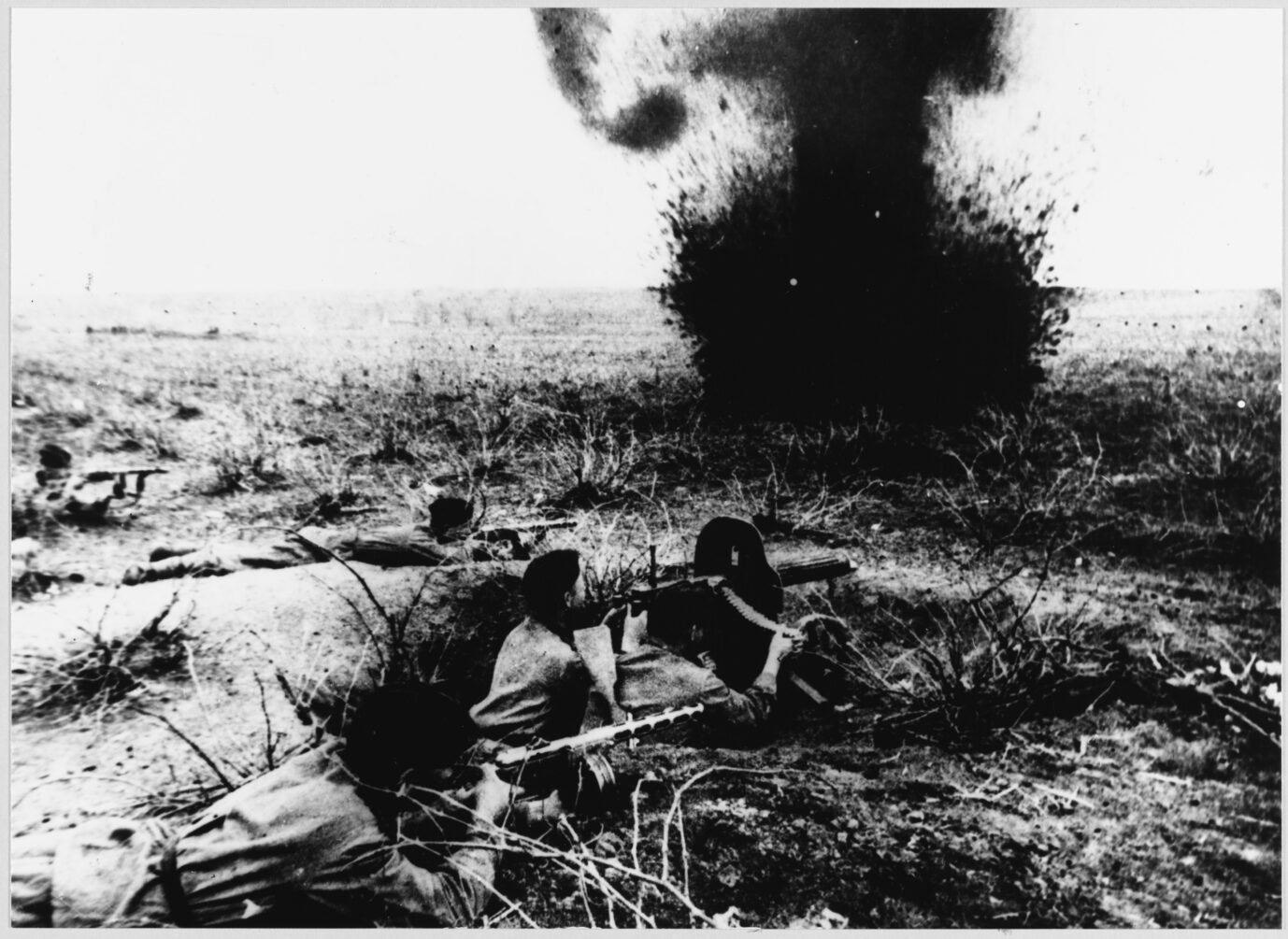 Russische Soldaten liegen während der Schlacht um Kursk unter deutschem Beschuß.