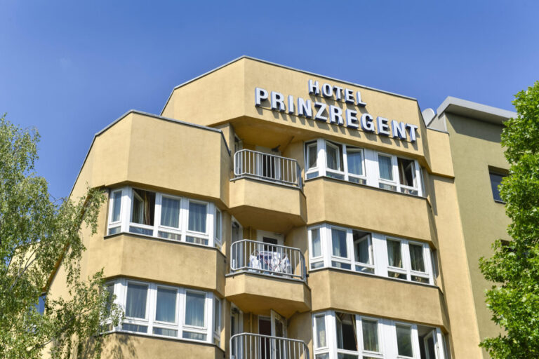 Das ehemalige Hotel Prinzregent in Berlin. Wird es bald gekauft, wie die Grünen es fordern?