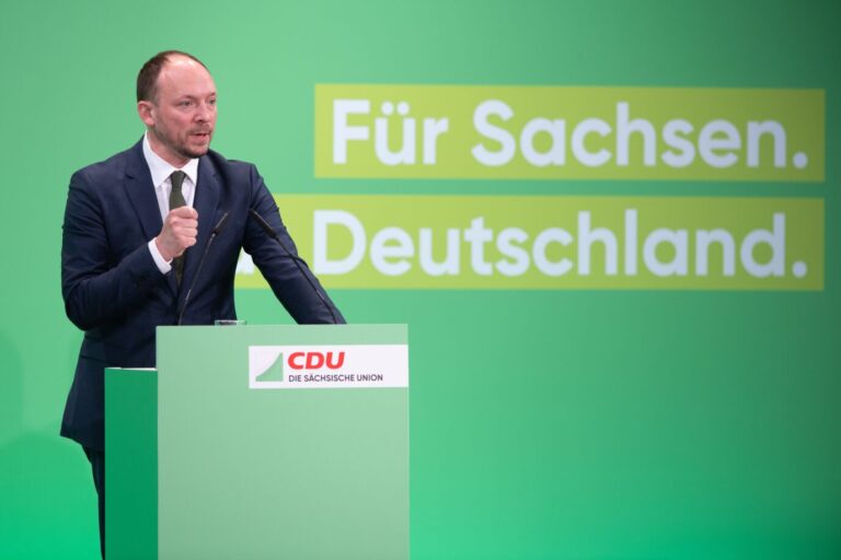 Beschreibung Marco Wanderwitz (CDU), Ostbeauftragter der Bundesregierung, steht zum Abschluss des Landesparteitags seiner Partei im Internationalen Congress Center während der Nationalhymne an seinem Platz. Die sächsische CDU will ihre Landesliste für die Bundestagswahl Ende September aufstellen.