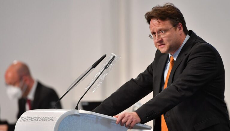 Der AfD-Landtagsabgeordnete Robert Sesselmann hat den ersten Wahlgang zum Landrat von Sonneberg in Thüringen deutlich gewonnen.