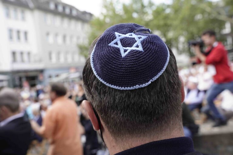 Ein Mann in Frankfurt trägt eine jüdische Kippa.