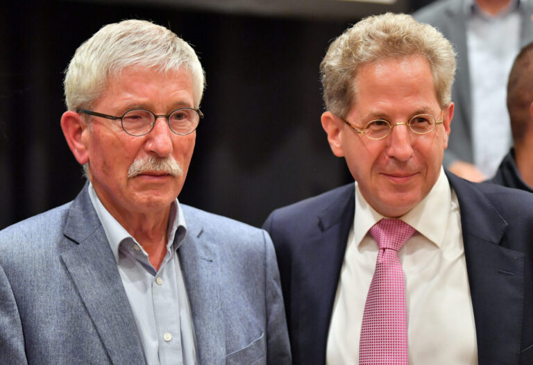 Das Bild zeigt Ex-Verfassungsschutz-Chef Hans-Georg Maaßen (CDU, rechts im Bild) und den ehemaligen Vorsitzenden der Bundesbank, Thilo Sarrazin (ehemals SPD). Beide sind Opfer einer Politik, die Moral über Recht stellt.