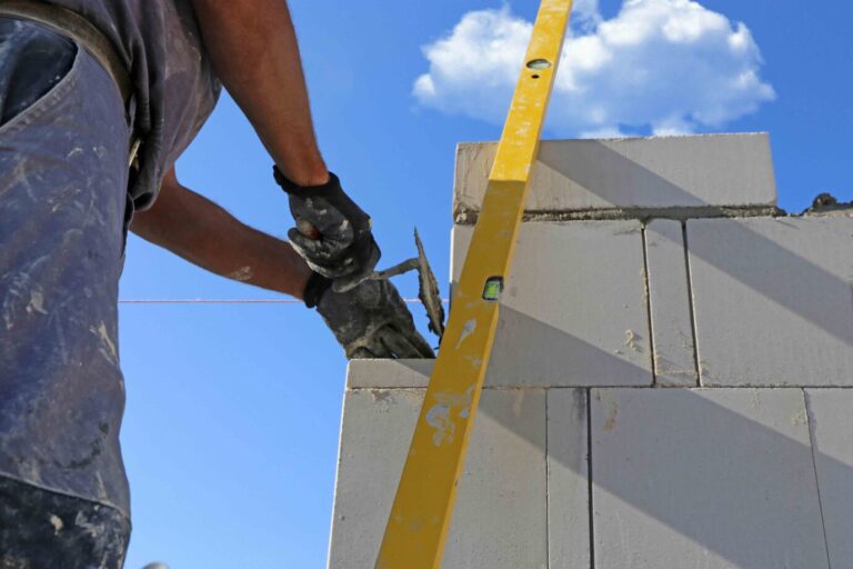 Maurer auf der Baustelle sind auch von fehlenden Baugenehmigungen betroffen.