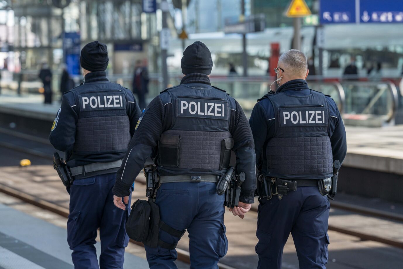 Drei Polizisten gehen über den Bahnsteig im Berliner Hauptbahnhof. Sie solle laut Innenministerin Faser ein geplantes Messerverbot durchsetzen.