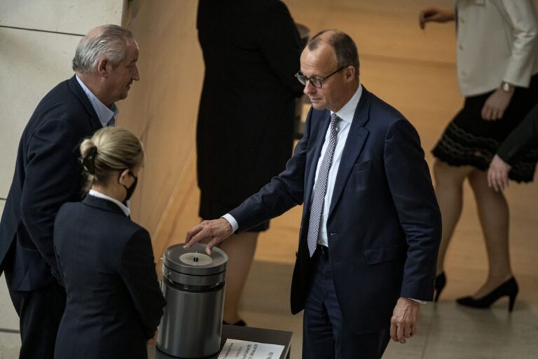 Meist Seit an Seit mit der Ampel: CDU-Chef Friedrich Merz bei der Abstimmung über schwere Waffen für die Ukraine.