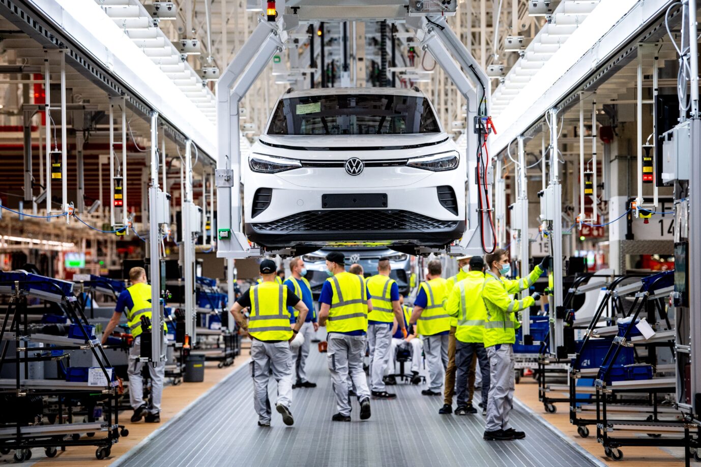 Produktion gedrosselt: VW-Mitarbeiter arbeiten im Werk in Emden am E-Auto ID.4.