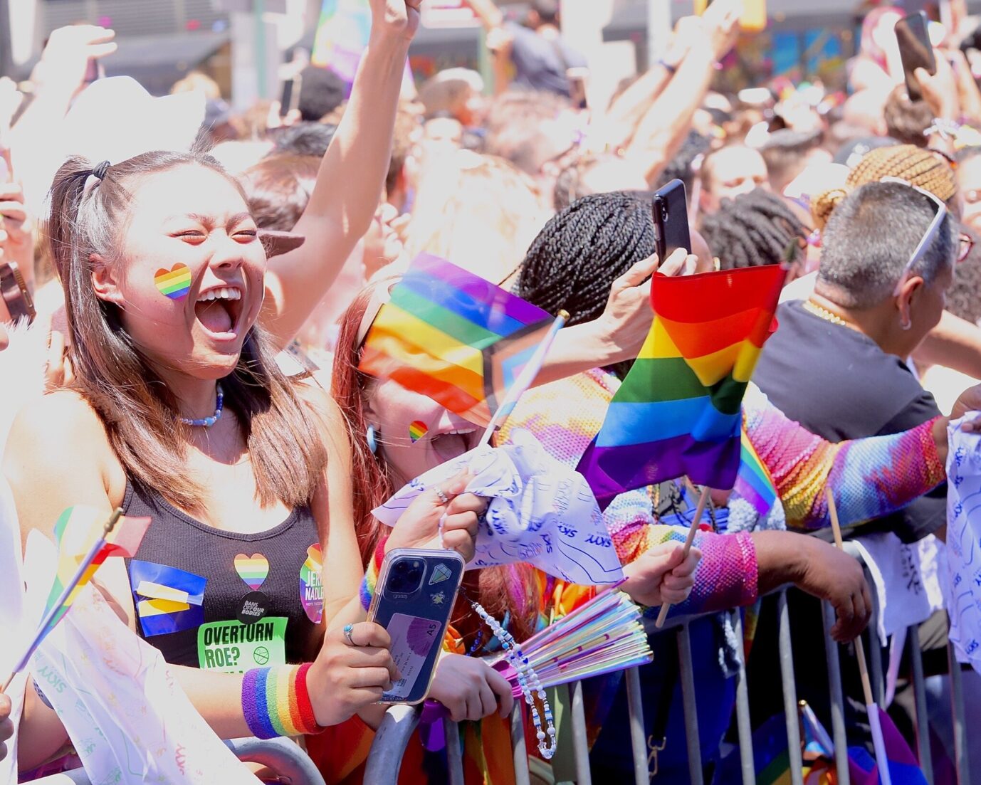 Regenbogenflaggen auf einer Pride Parade: Einige US-Schüler haben keinen Bock auf den Pride Month