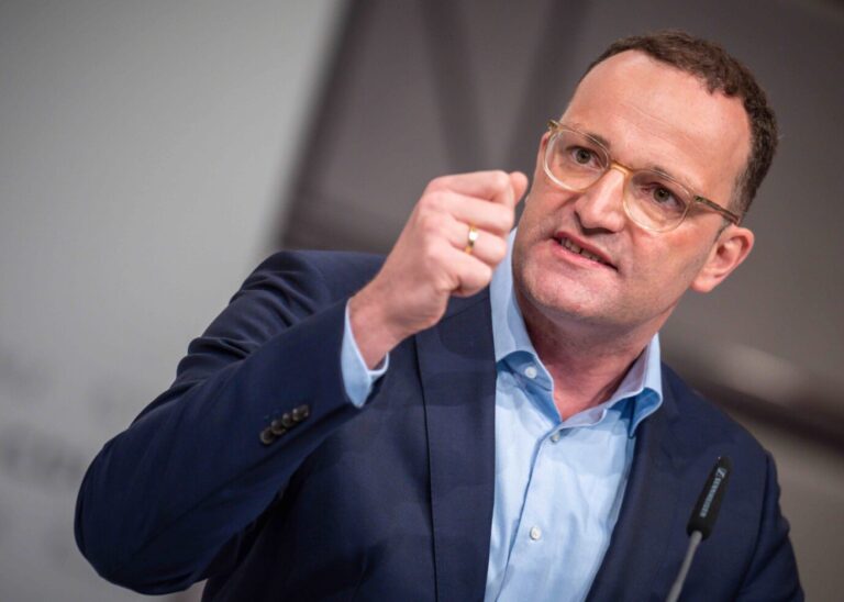 Jens Spahn spricht beim CDU Bundesparteitag. Der 35. Parteitag der CDU auf dem Messegelände wird seit der Corona-Pandemie erstmals wieder in Präsenz abgehalten.