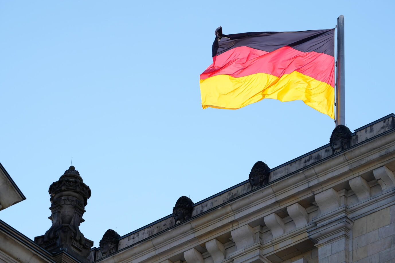 Deutschlandflagge: Schwarz-Rot-Gold ist bunt genug, finden Kritiker des sogenannten Pride Months und rufen den Stolzmonat ins Leben